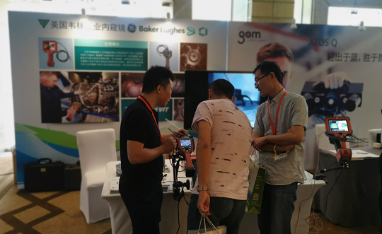 北京韋林意威特工業內窺鏡有限公司的技術人員，正在為與會者介紹韋林工業內窺鏡在汽車檢測方面的應用