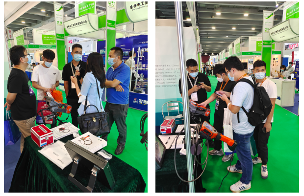 韋林工程師與參觀人員熱情交流 韋林工程師與參觀人員熱情交流