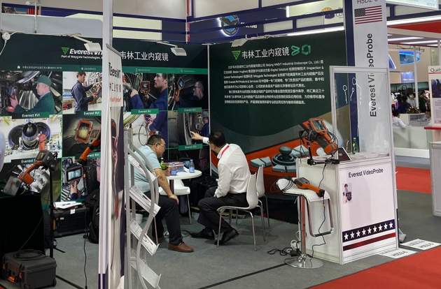 韋林孫總經(jīng)理與觀展人員親切交談 韋林孫總經(jīng)理與觀展人員親切交談