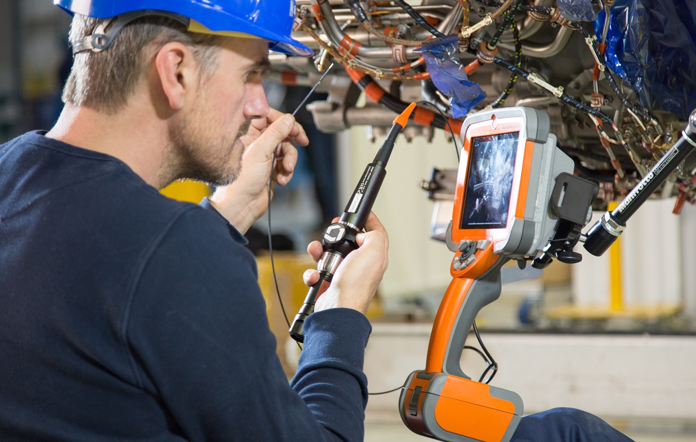 使用2.2mm工業(yè)視頻內(nèi)窺鏡檢測發(fā)動機 使用2.2mm工業(yè)視頻內(nèi)窺鏡檢測發(fā)動機